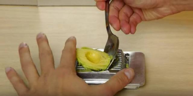 egg-slicer-avocado