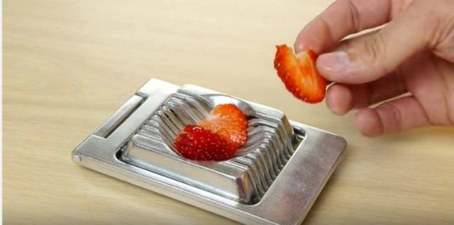 egg-slicer-strawberry