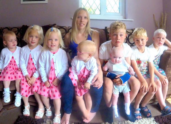 Tragic father James Green died in his sleep leaving his wife Cloe Green and his 8 children. Collagen with her eight children. Picture: photo-features.co.uk Mobile: 07966 96672 email: jeremy@durkinphotoservices.com 41 Boat Dyke Rd Upton Norwich Norfolk NR13 6BL