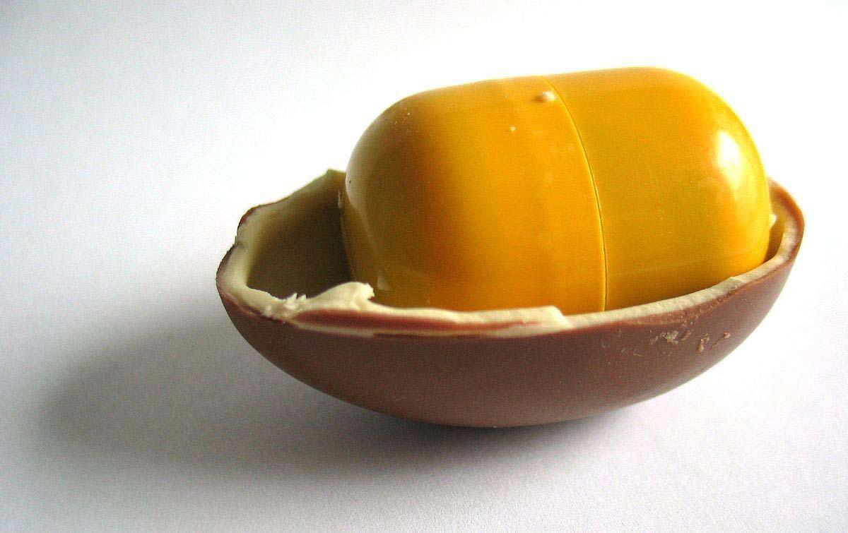 1200px-Kinder_Surprise_halved