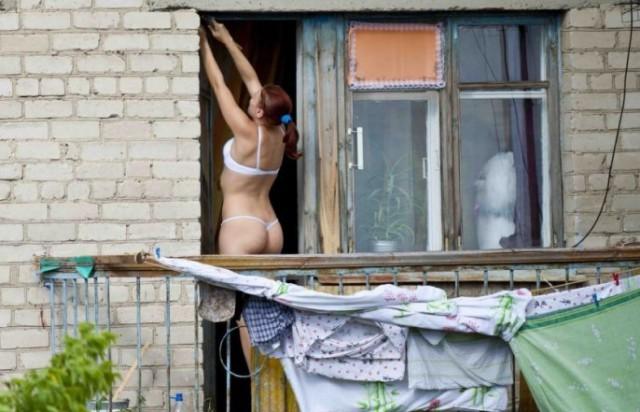 Подсматривает в окна порно, видео порно мужиков дрочат сами себя