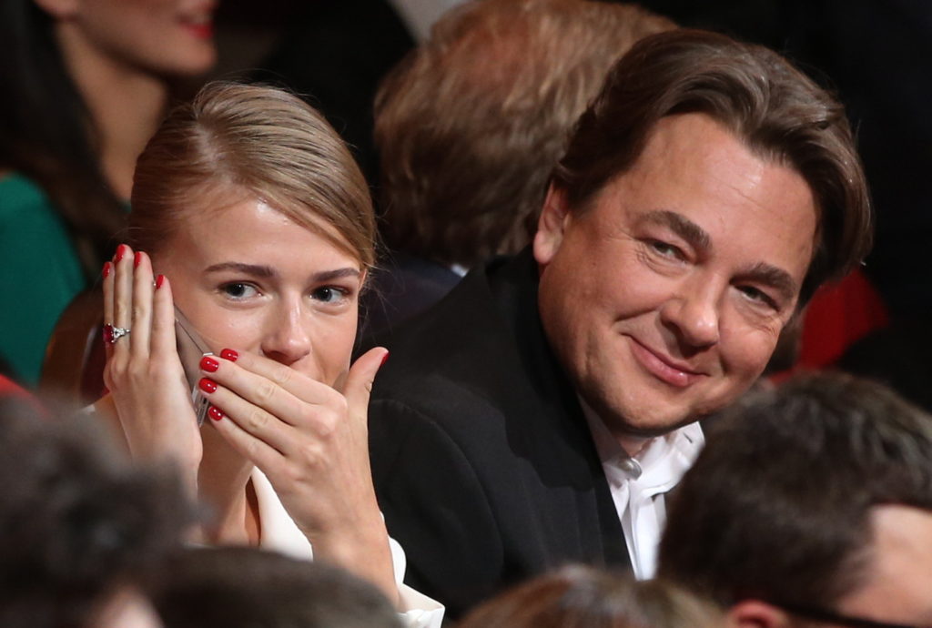 ITAR-TASS: MOSCOW, RUSSIA. SEPTEMBER 16, 2014. Channel One general director Konstantin Ernst and his companion attend the annual GQ Men Of The Year award ceremony in Mayakovsky Theater. (Photo ITAR-TASS / Vyacheslav Prokofyev)Россия. Москва. 17 сентября. Генеральный директор Первого канала Константин Эрнст и Софья Заика на церемонии вручения ежегодной премии журнала GQ "Человек года 2014" в театре им. Маяковского. Фото ИТАР-ТАСС/ Вячеслав Прокофьев