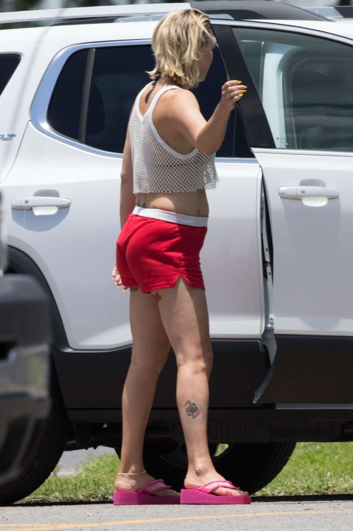 Kate-Hudson-in-Red-Shorts---On-the-set-of-Mona-Lisa-And-The-Blood-Moon-11