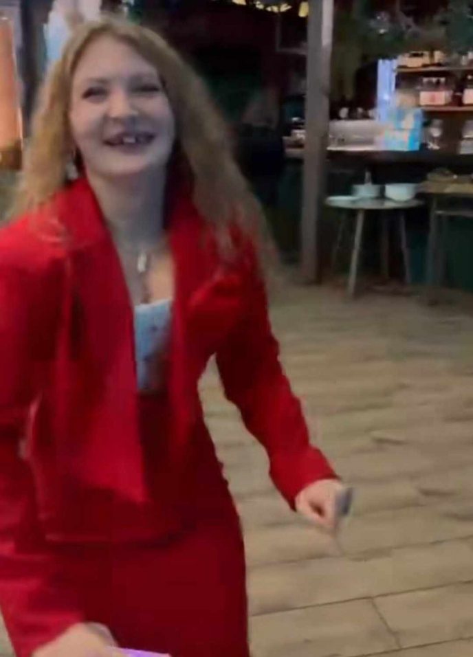 472234664_1984427728735195_3758634982454939060_n-688x956-1